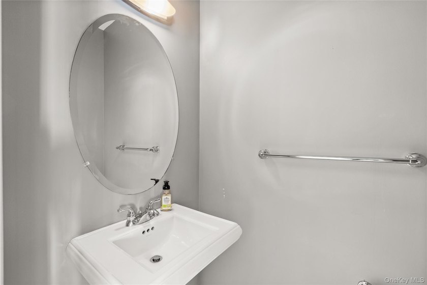 Beautifully updated three-bedroom, two-and-a-half-bathroom condo - photo 10