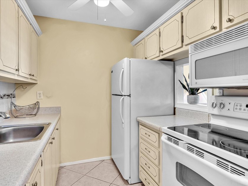 Beautiful coop with modern updates: Diagonal ceramic tile - photo 12