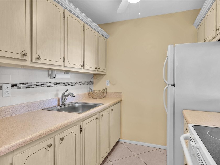 Beautiful coop with modern updates: Diagonal ceramic tile - photo 13