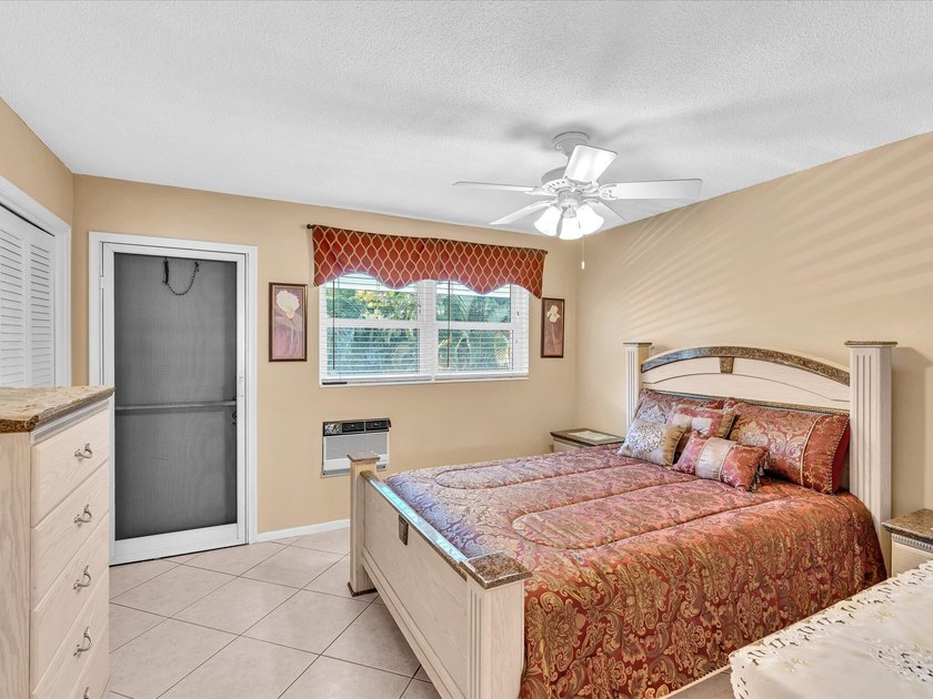 Beautiful coop with modern updates: Diagonal ceramic tile - photo 15