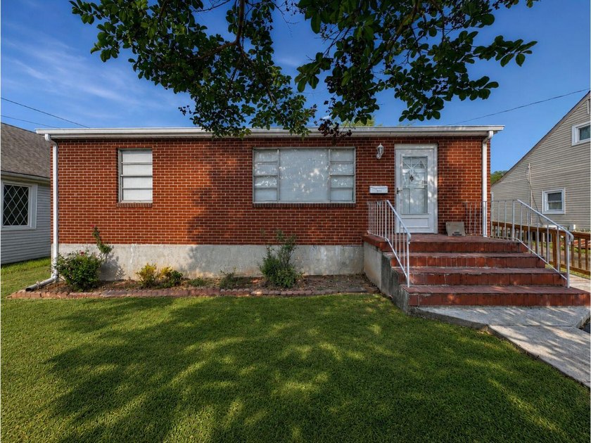 Welcome to 425 Goodwin Ave! A solid brick ranch that's the - photo 3