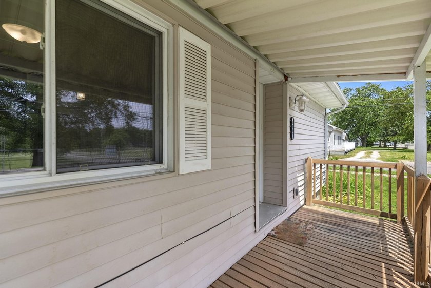 Well-maintained 3 bedroom, 2 bath home offering over 1,300 - photo 4