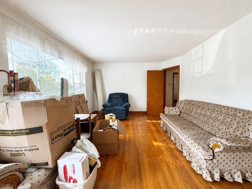 Welcome to 425 Goodwin Ave! A solid brick ranch that's the - photo 6