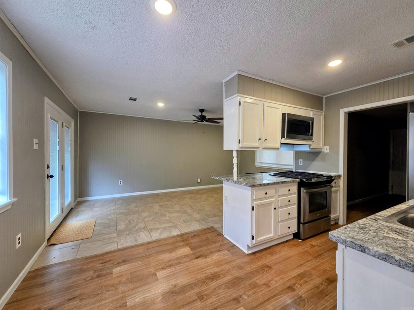 Welcome home to this charming 3-bedroom, 1-bath home that's - photo 5