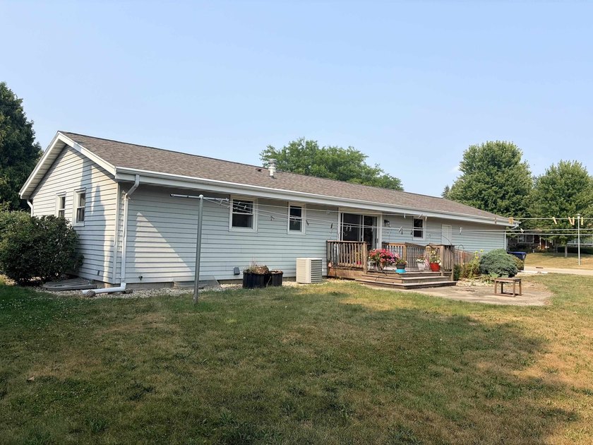 Welcome home to this conveniently updated Ranch situated on a - photo 4