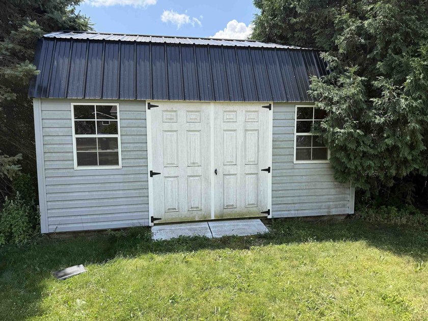 Welcome home to this conveniently updated Ranch situated on a - photo 5