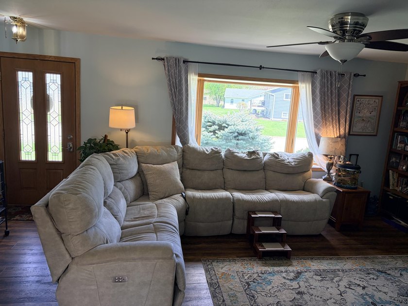 Welcome home to this conveniently updated Ranch situated on a - photo 6