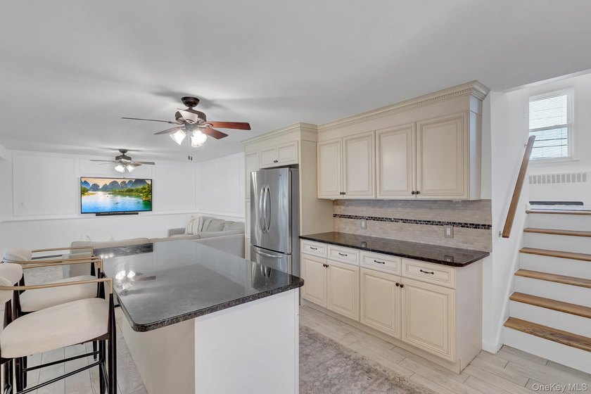 Welcome to this beautifully maintained 3-bedroom, 2-bath - photo 5