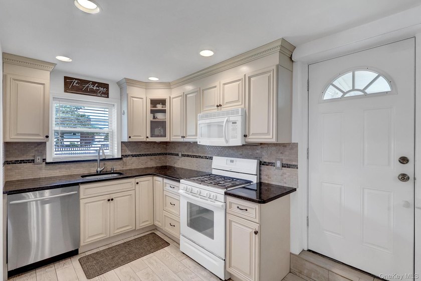 Welcome to this beautifully maintained 3-bedroom, 2-bath - photo 7