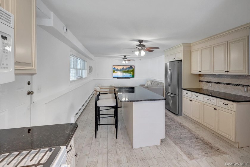 Welcome to this beautifully maintained 3-bedroom, 2-bath - photo 8