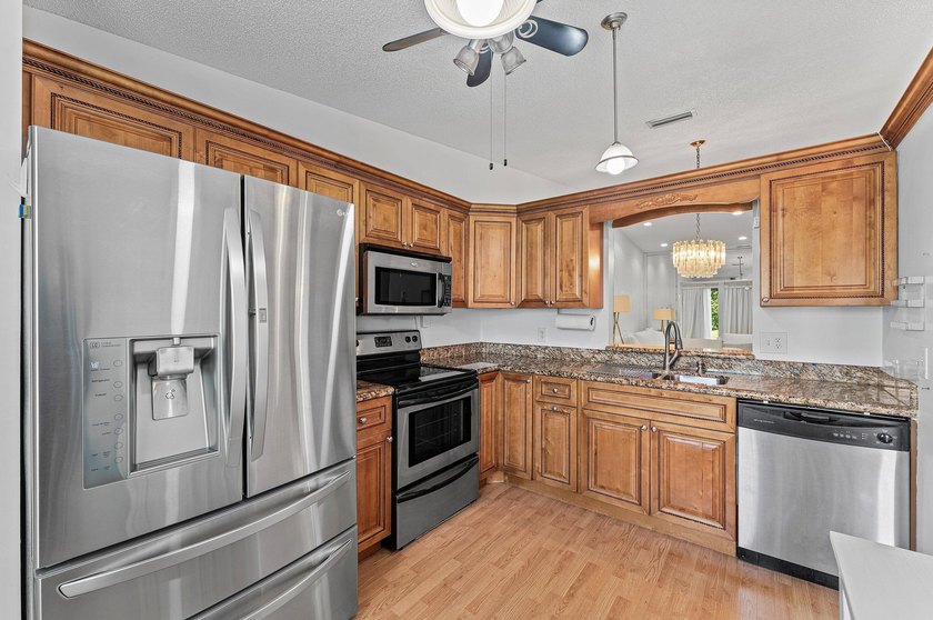 Bright, immaculate, 2- bedroom, 2-bath villa is the perfect - photo 12