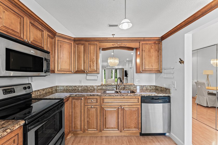 Bright, immaculate, 2- bedroom, 2-bath villa is the perfect - photo 13