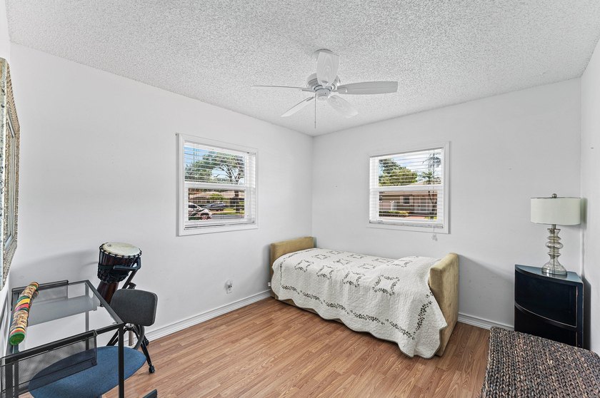 Bright, immaculate, 2- bedroom, 2-bath villa is the perfect - photo 19