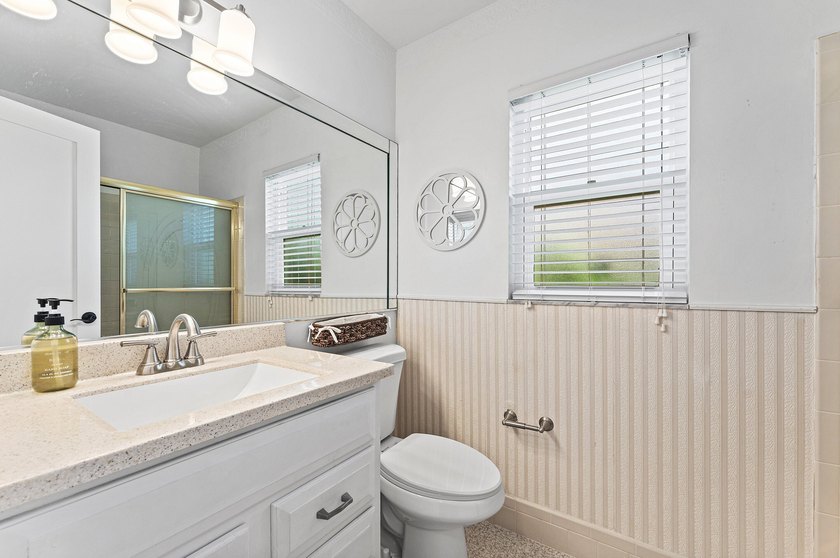 Bright, immaculate, 2- bedroom, 2-bath villa is the perfect - photo 20