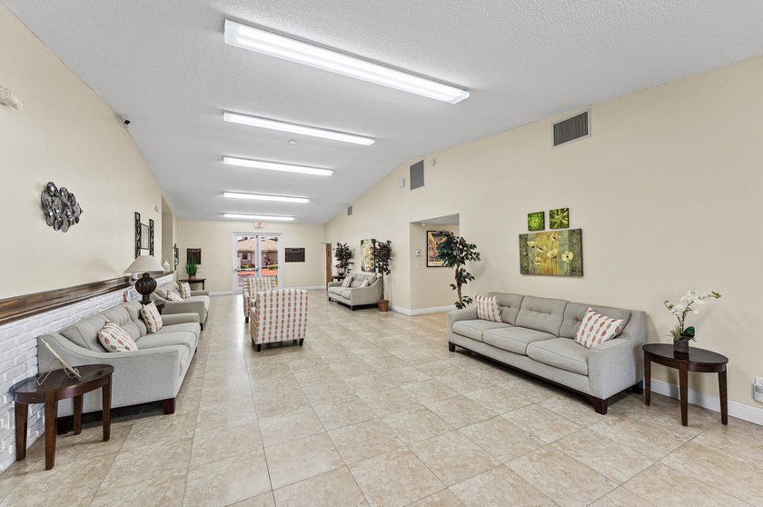 Bright, immaculate, 2- bedroom, 2-bath villa is the perfect - photo 28