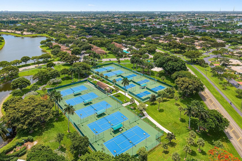 Bright, immaculate, 2- bedroom, 2-bath villa is the perfect - photo 32