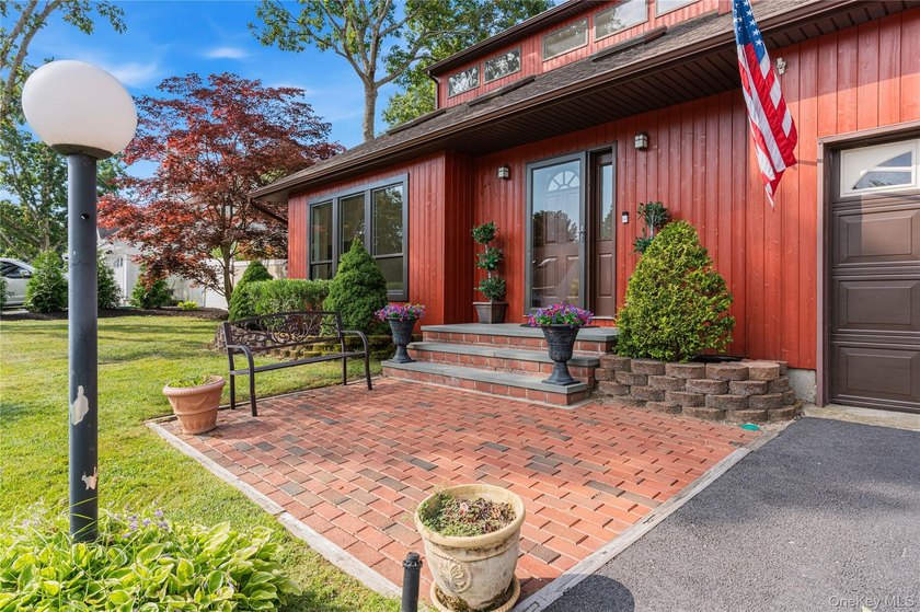 Beautiful 3 bedroom 2.5 bath home in East Moriches. 2200 sq feet - photo 3