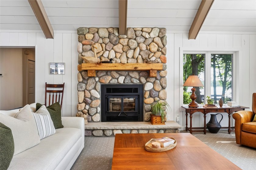 Like-new, extensively remodeled Long Lake retreat with - photo 14