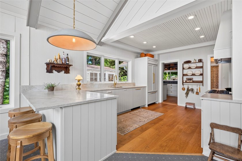 Like-new, extensively remodeled Long Lake retreat with - photo 17