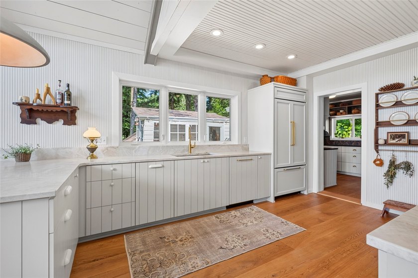 Like-new, extensively remodeled Long Lake retreat with - photo 18