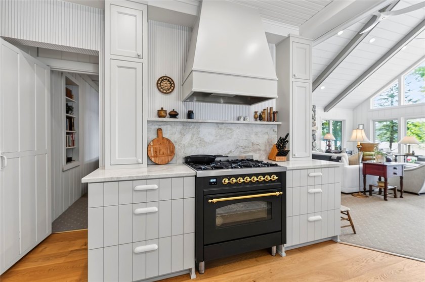 Like-new, extensively remodeled Long Lake retreat with - photo 21