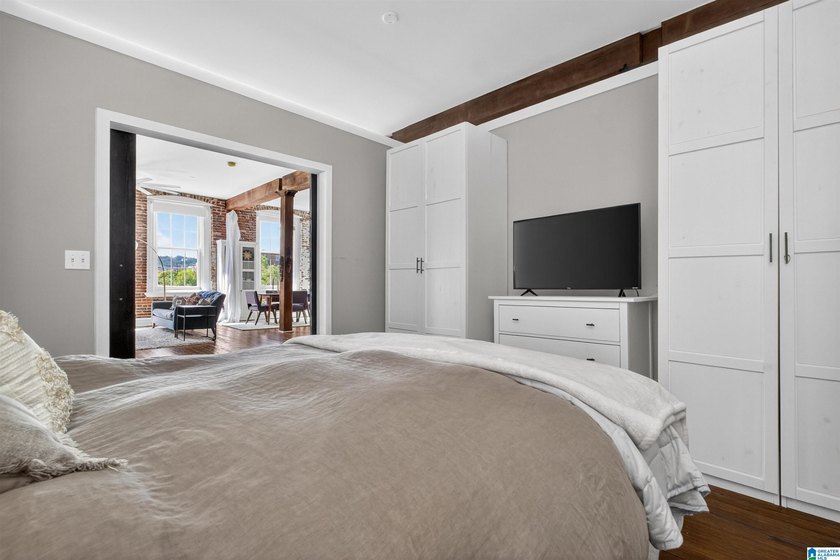 Experience true downtown loft living in the heart of - photo 33
