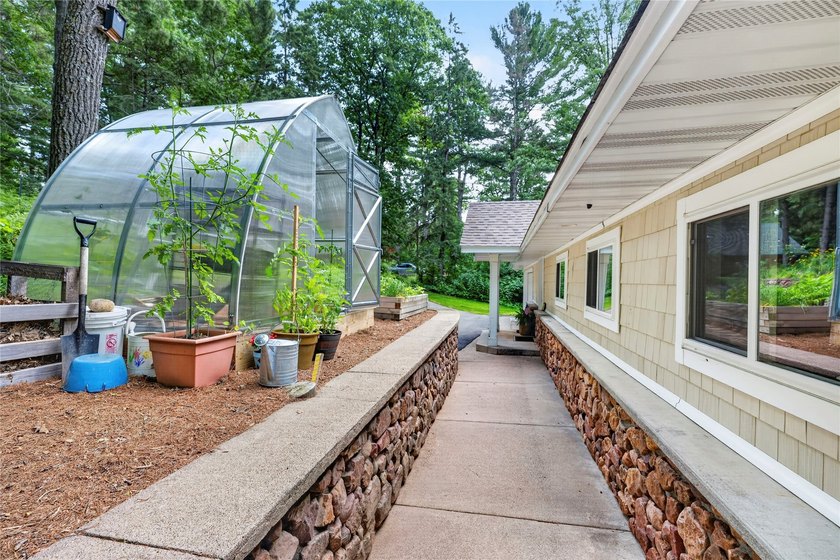 Like-new, extensively remodeled Long Lake retreat with - photo 45