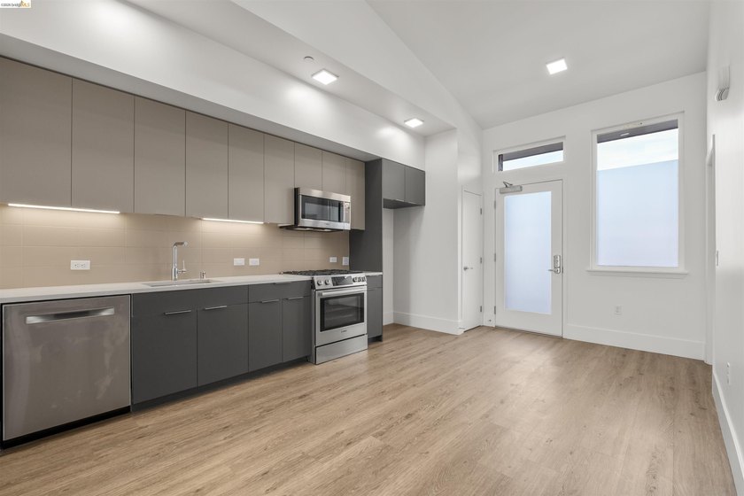 Stunning two bedroom and two bathroom Brand-New Construction in - photo 5