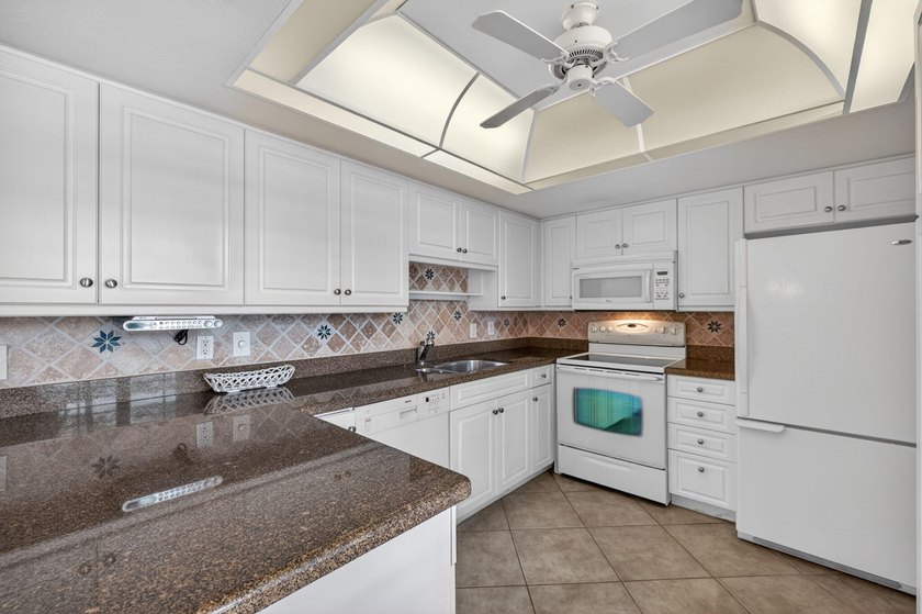 Beautiful 2-bedroom 2-bath furnished *Catamaran I* condo at - photo 6