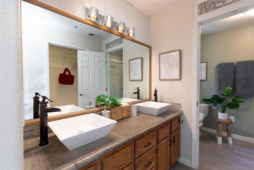 Tucked away on a quiet private cul-de-sac in the heart of Live - photo 19