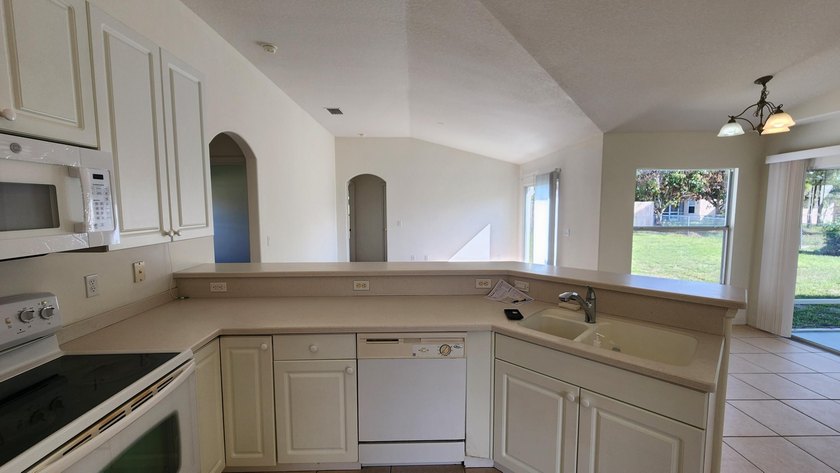 Spacious 4BR/3BA home in southwest Port St. Lucie near the - photo 9