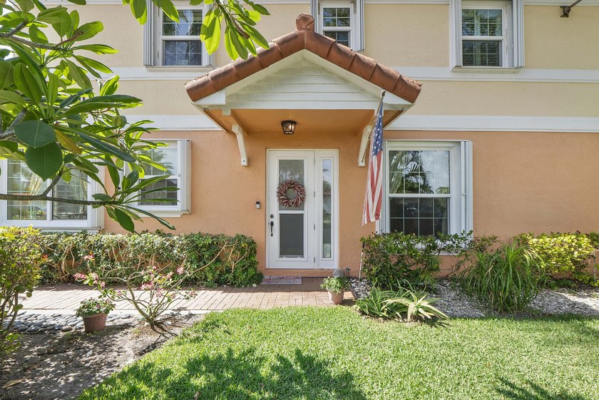 RARELY available end unit townhome with lots of privacy, a - photo 6