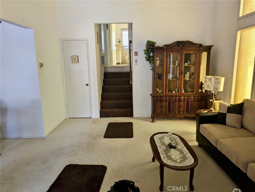 Corner unit with only one common wall located within a well - photo 9
