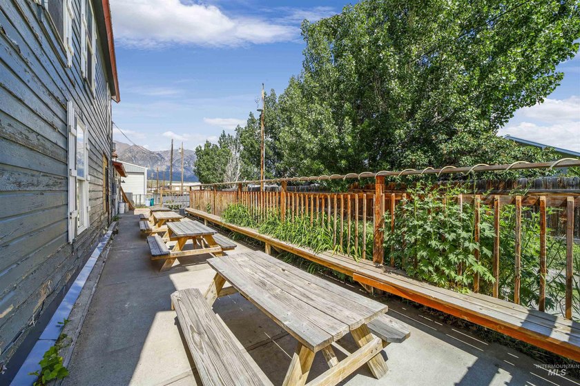 The Bear Bottom Inn is a fully equipped restaurant bar with - photo 36