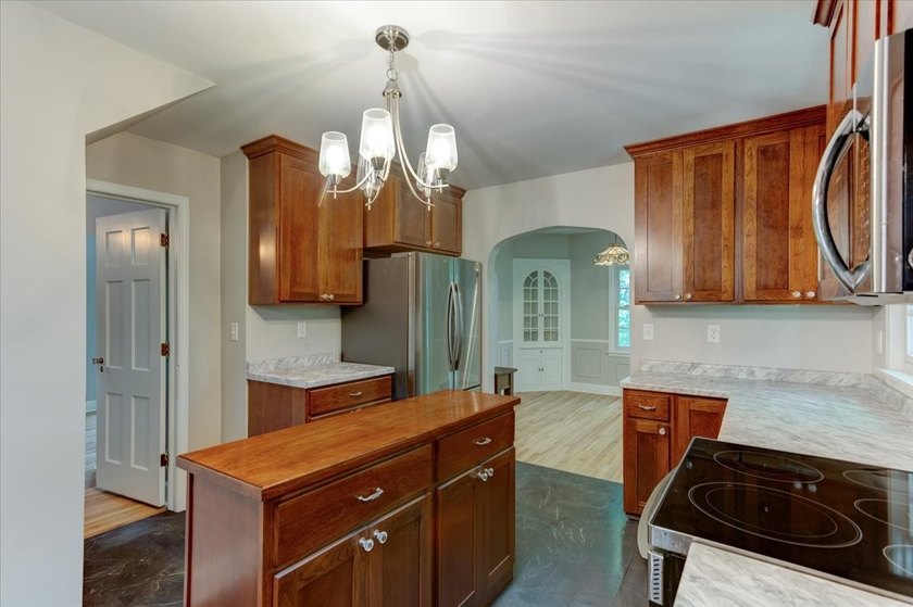 Grand Two-Story Home in Desirable Oakwood Heights! Welcome home - photo 16