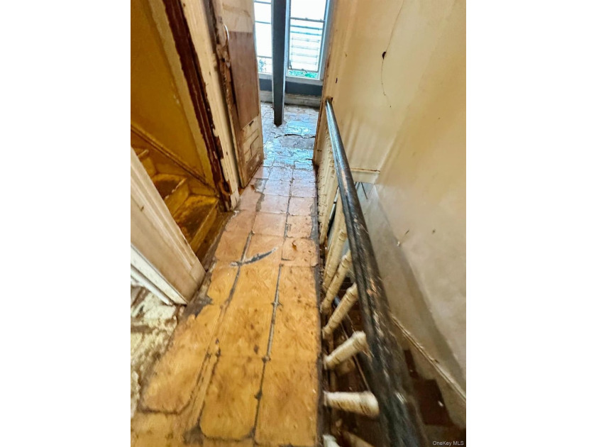 Excellent investment opportunity! Legal triplex featuring three - photo 5
