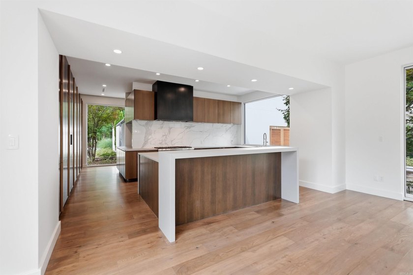 An extraordinary one-level estate in the prestigious gated - photo 14