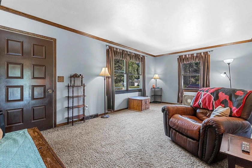 Welcome to your cozy retreat on a quiet dead-end street, just - photo 3