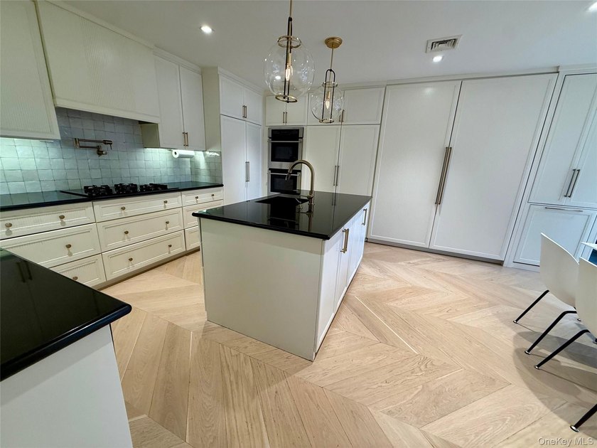 Welcome to this exceptional contemporary residence featuring 6 - photo 18
