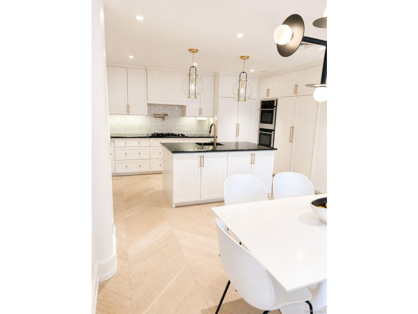 Welcome to this exceptional contemporary residence featuring 6 - photo 20