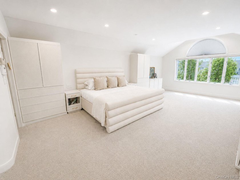 Welcome to this exceptional contemporary residence featuring 6 - photo 25