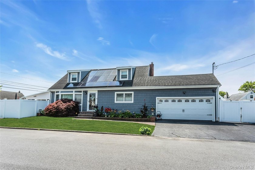 Welcome to this beautifully appointed four-bedroom - photo 2