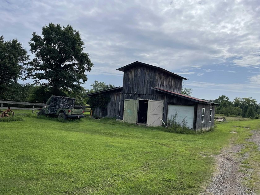 House with a barn and 2.90 Acres!! Fenced property and a small - photo 3