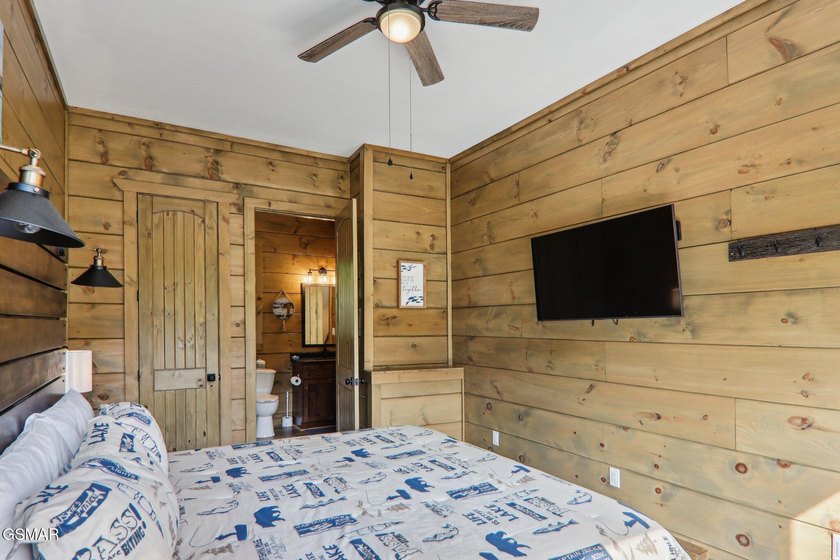 Beautifully appointed, nearly new 3BR, 4BA mountain modern cabin - photo 15