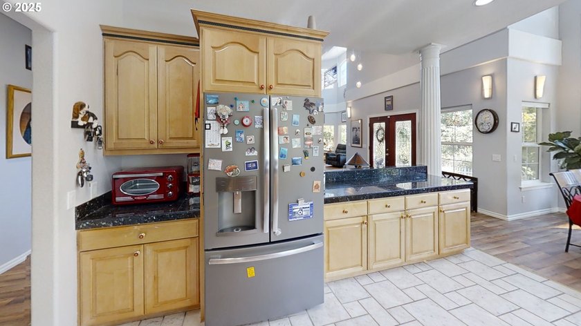 Magnificent custom home located right in town, thoughtfully - photo 11