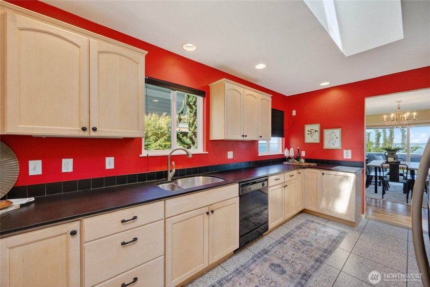 Perched on a quiet South Hill lane, this timeless Mid-Century - photo 13