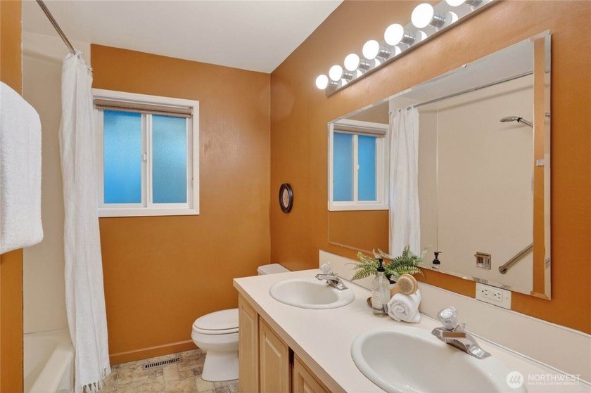 Perched on a quiet South Hill lane, this timeless Mid-Century - photo 17