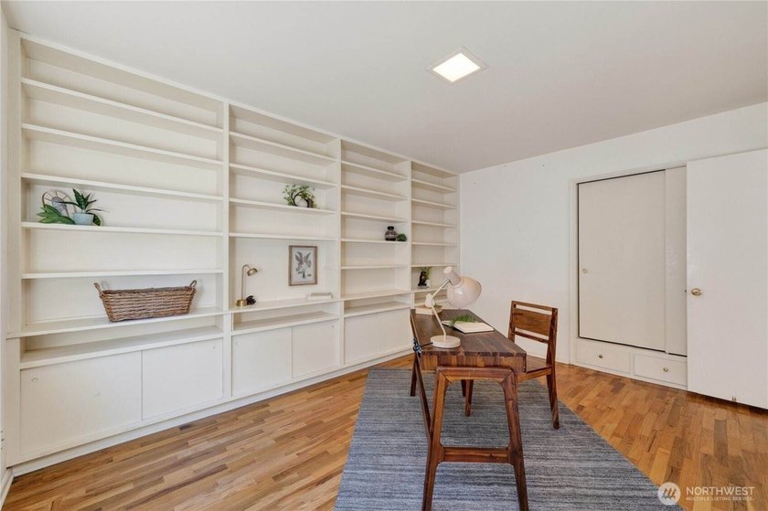Perched on a quiet South Hill lane, this timeless Mid-Century - photo 18