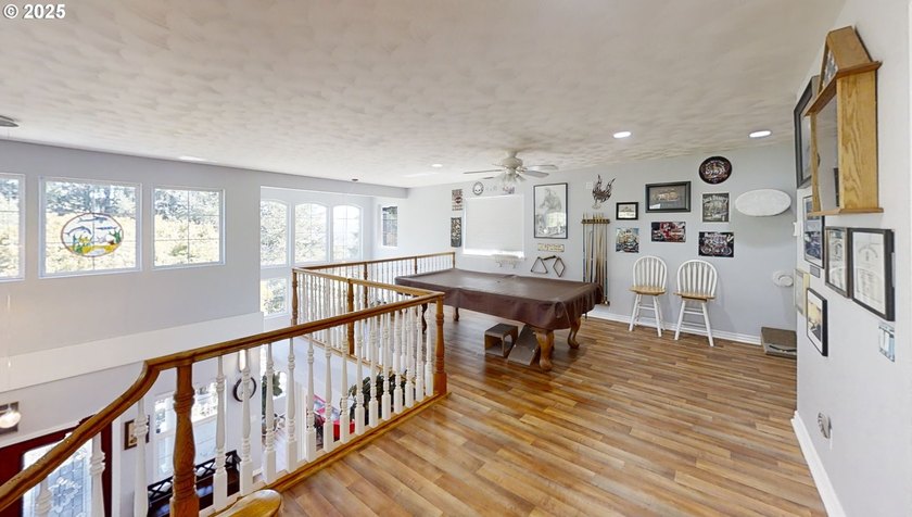 Magnificent custom home located right in town, thoughtfully - photo 19