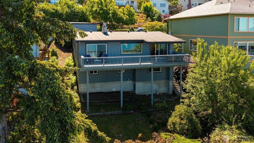 Perched on a quiet South Hill lane, this timeless Mid-Century - photo 26